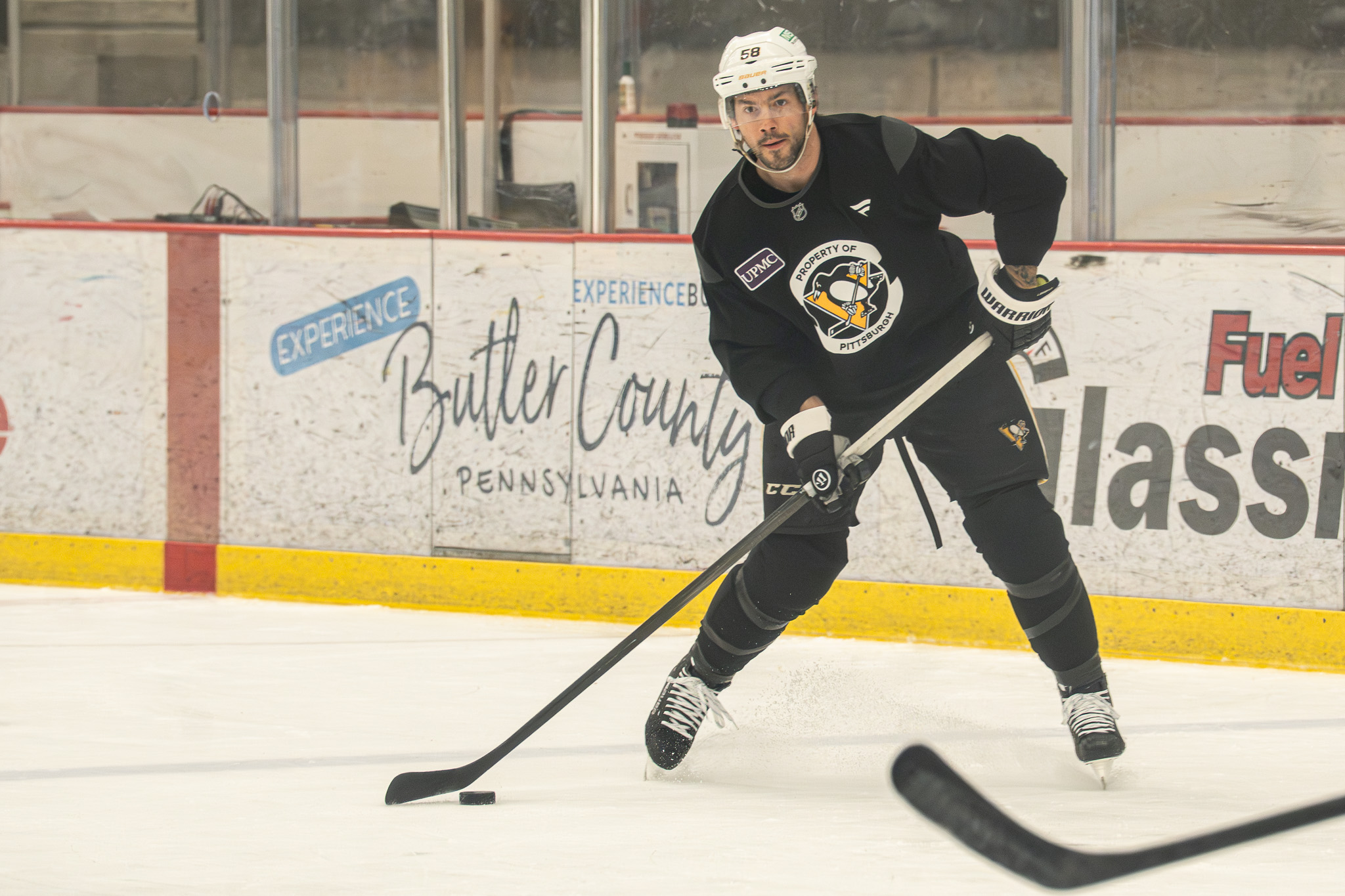 Kris Letang looks to pass during a drill. 