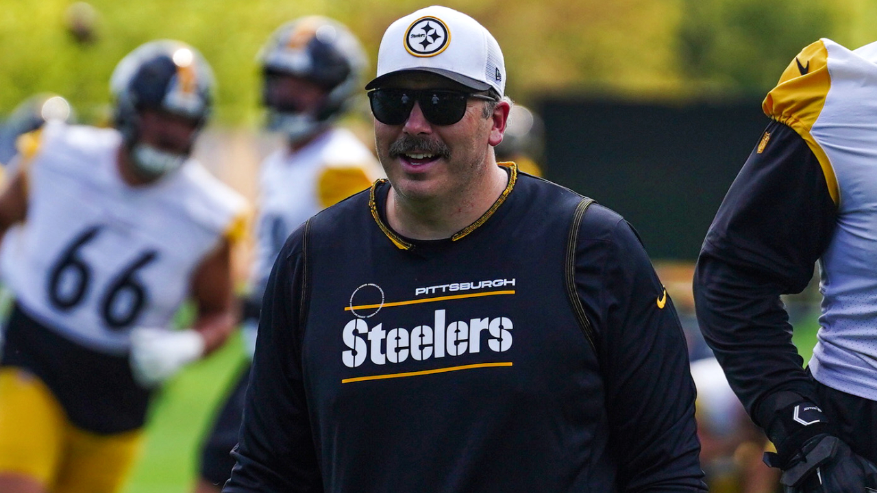 Arthur Smith during Steelers practice at the UPMC Rooney Sports Complex.