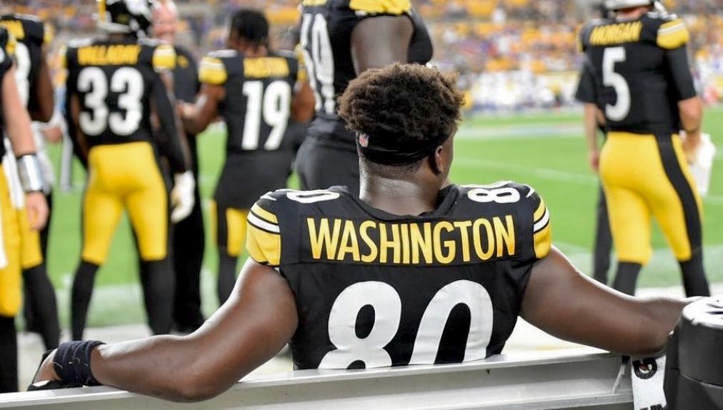 Darnell Washington's bigger than Calvin Austin even when seated.