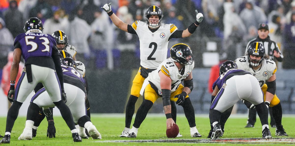 Mason Rudolph sets the Steelers' offense in the third quarter Saturday in Baltimore.