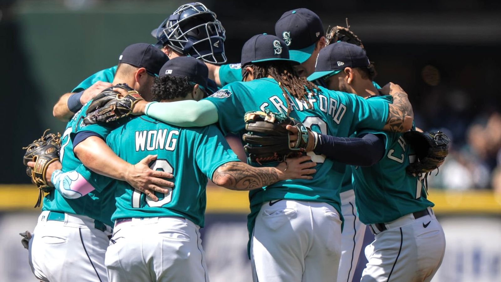 Luis Castillo strikes out 10 as Mariners beat Pirates 5-0