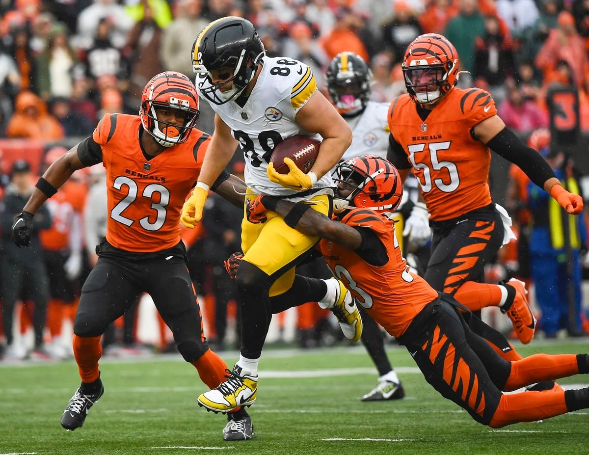 Pat Freiermuth bursts through the Bengals' secondary Sunday in Cincinnati.