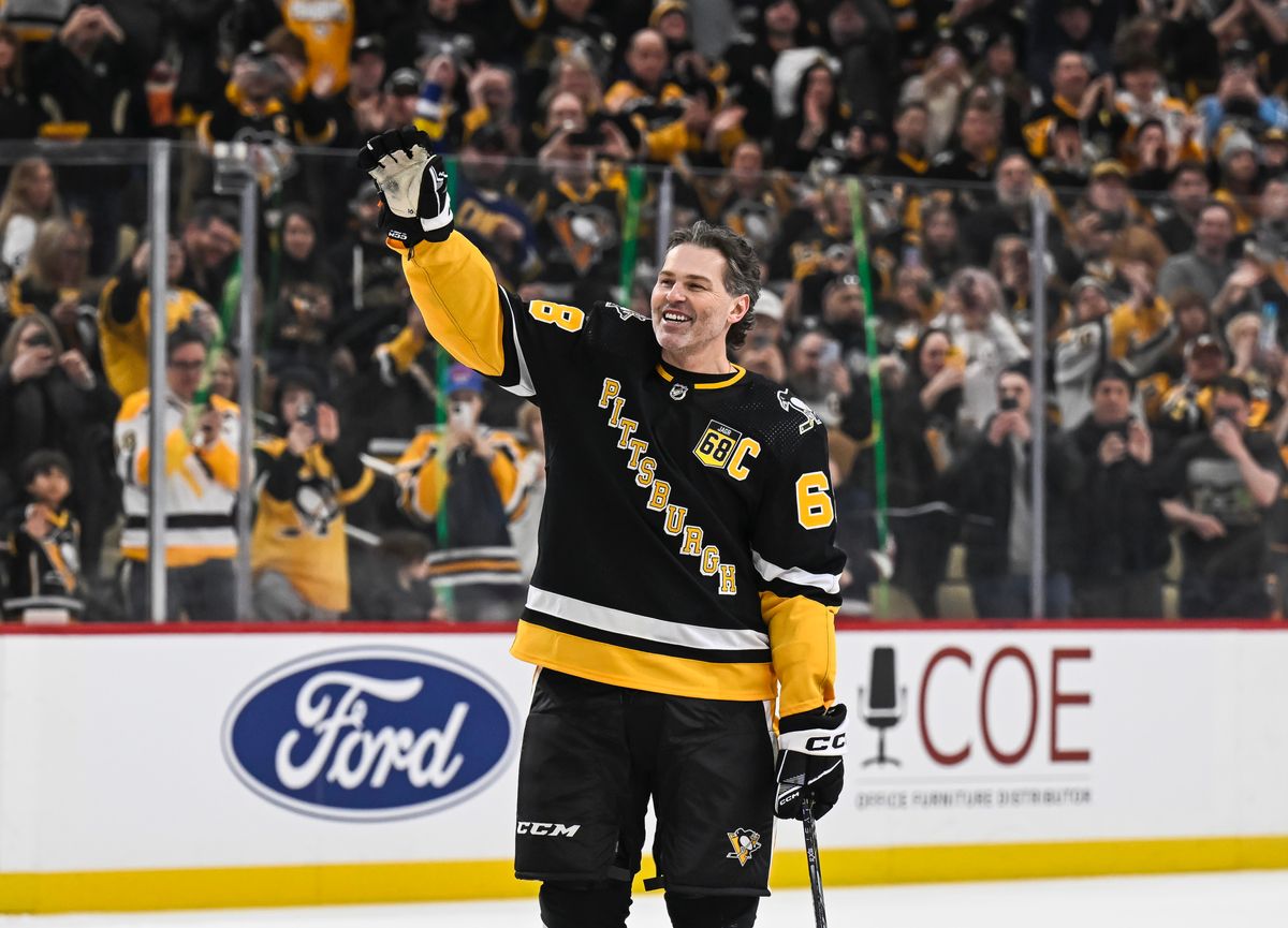 Jaromir Jagr acknowledges the crowd from center ice after a solo lap following warmups.