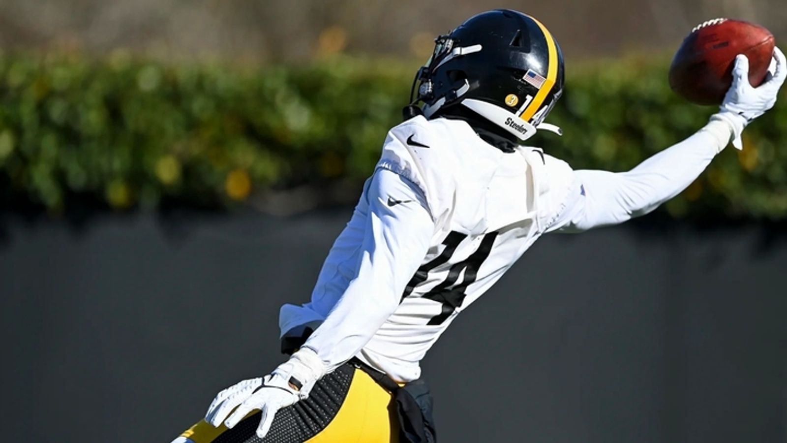 Steelers' George Pickens makes one-handed catch training camp