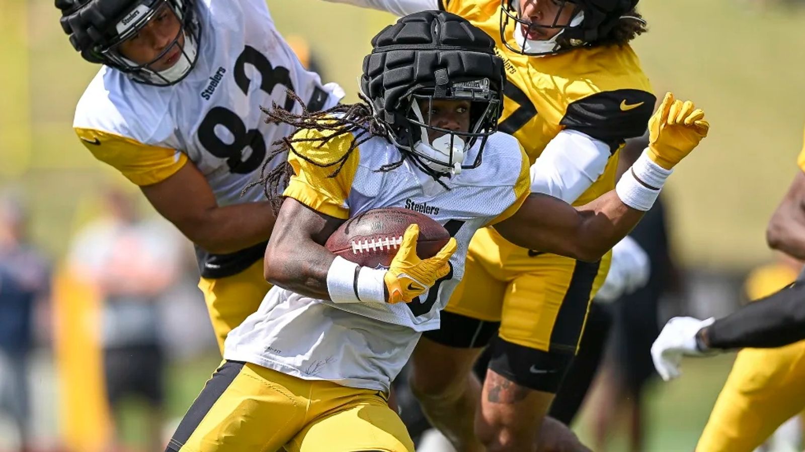 Pittsburgh Steelers LB Elandon Roberts Calls Out Najee Harris