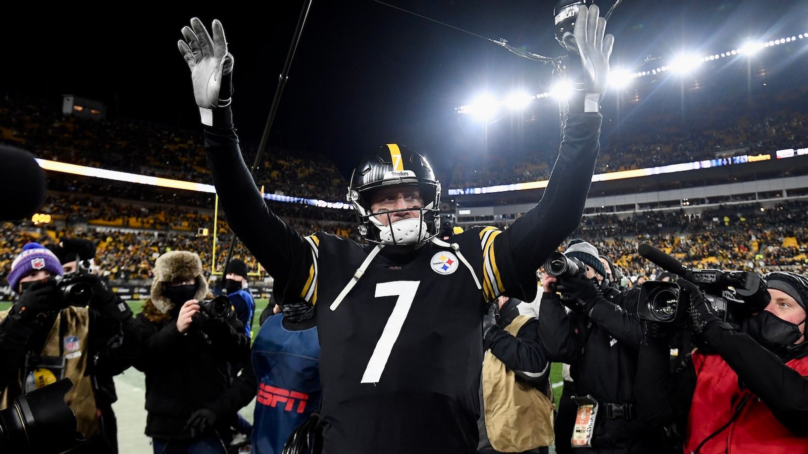 QB Ben Roethlisberger   celebrates the retirement of Big Ben