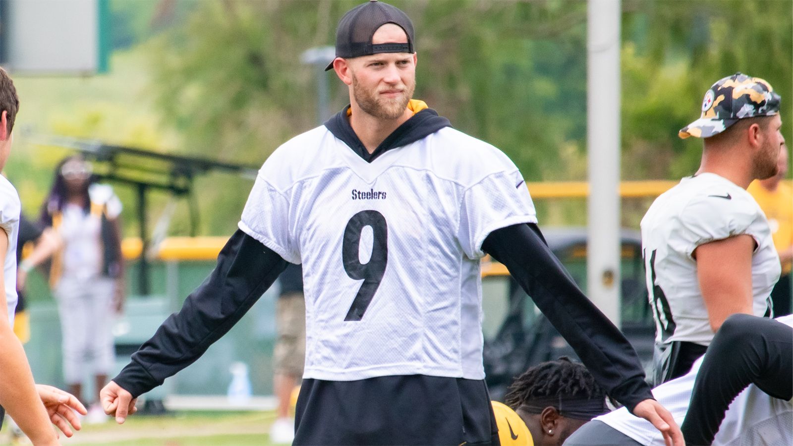 Pittsburgh Steelers placekicker Chris Boswell (9) lines up to kick