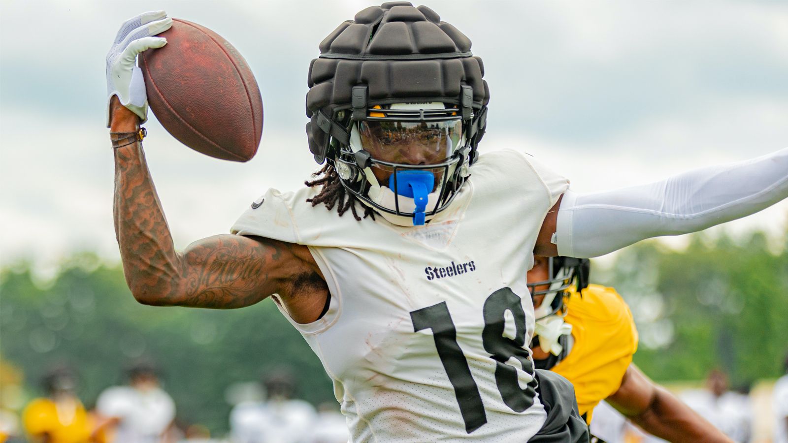 Steelers WR Diontae Johnson carted off at training camp with injury