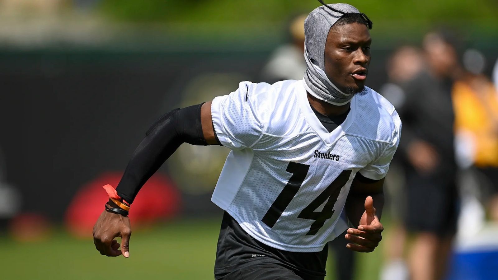 Pittsburgh Steelers wide receiver George Pickens (14) works