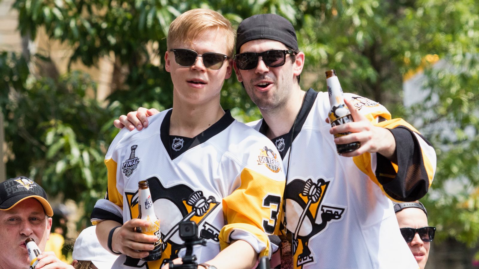 Phil Kessel signs Penguins fan's baby at Stanley Cup parade 