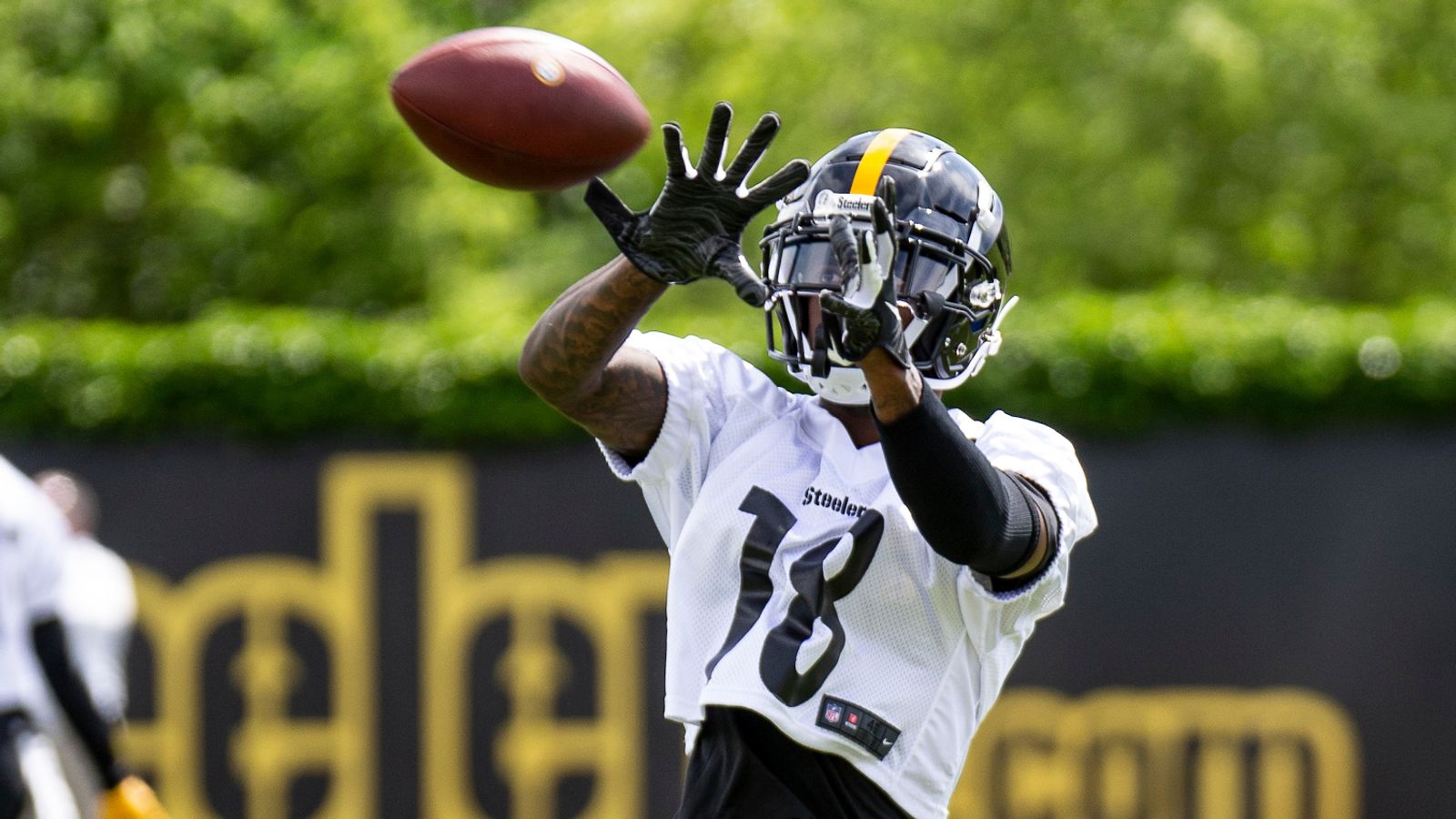 JuJu Smith-Schuster gives advice for Diontae Johnson, sees shine in James  Washington 