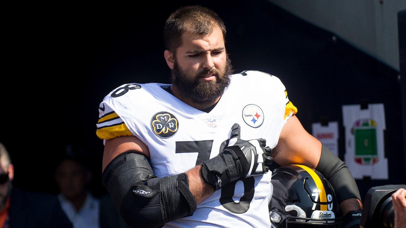 Football: Army vet Alejandro Villanueva learning in Pittsburgh