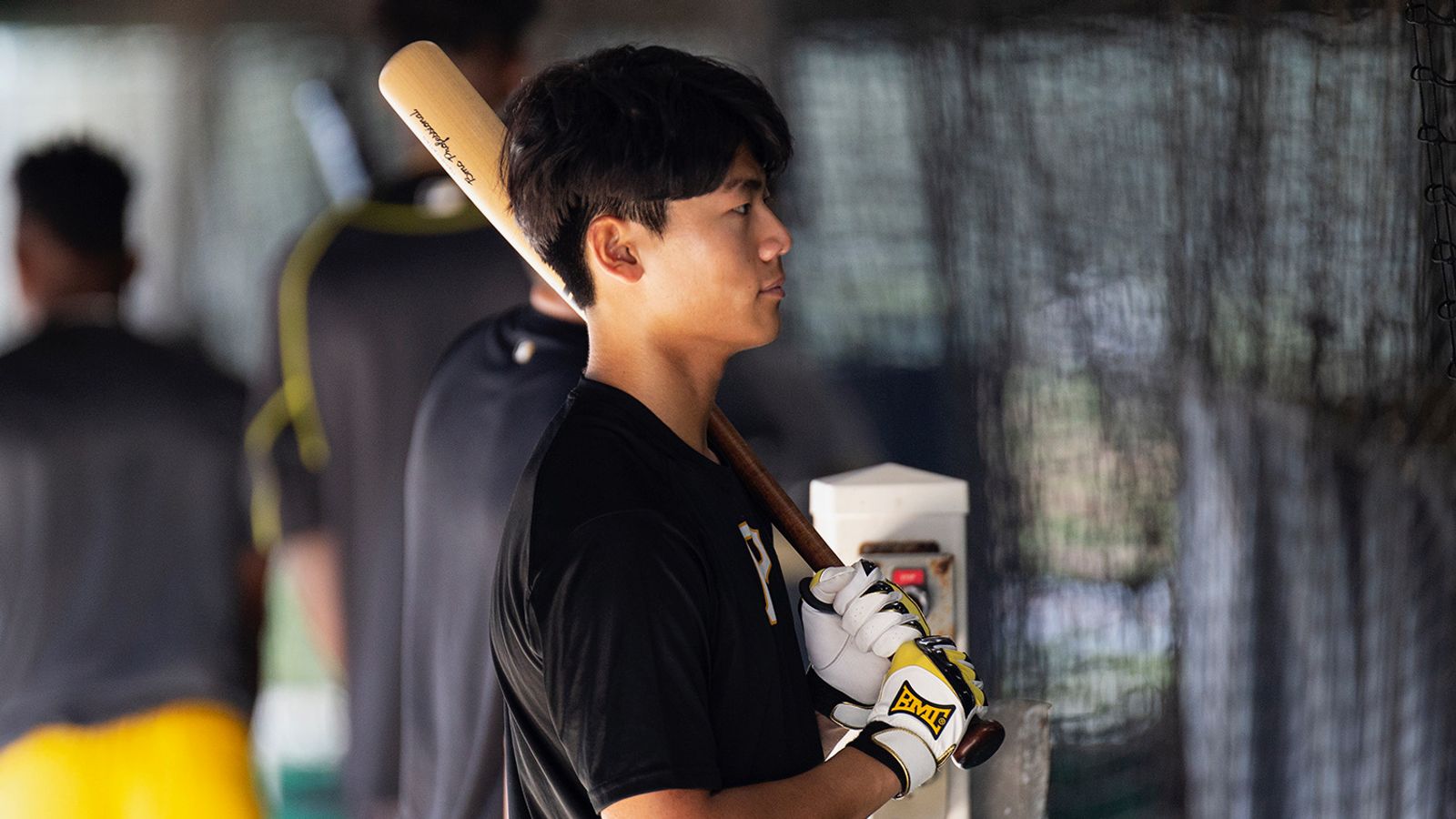 PennsylvAsia: Pirates sign 18-year-old Korean shortstop Ji-Hwan Bae.