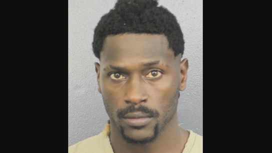 Antonio Brown turns himself in to police taken in St. Louis (Steelers)