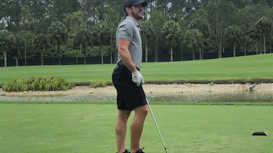 Kessel, Crosby reunite on golf course taken on the North Shore (Penguins)