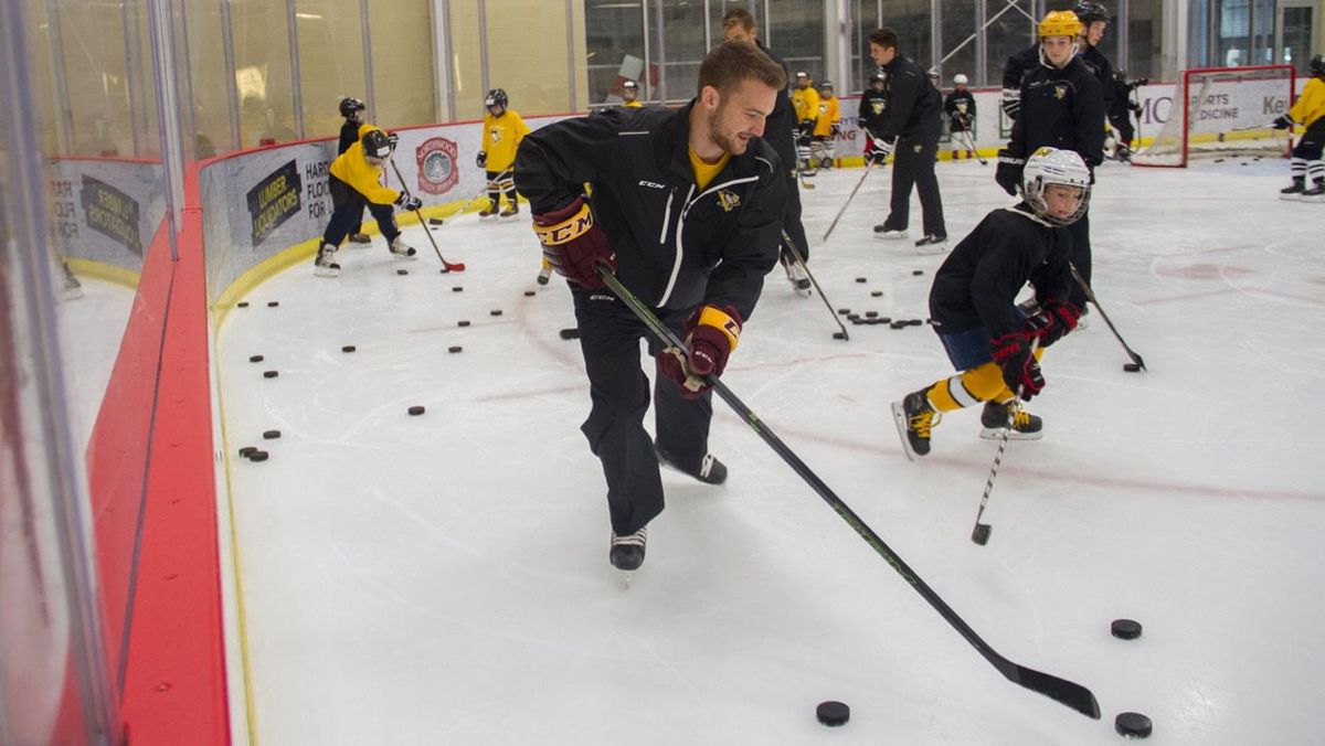 Adam Johnson in a youth clinic with the Penguins in 2017.